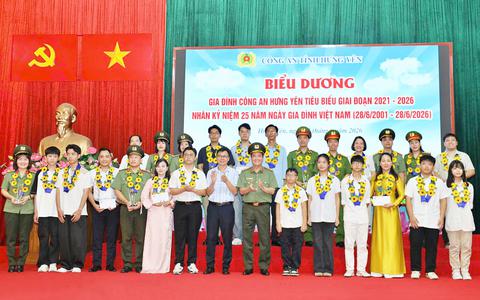 Công an Hưng Yên biểu dương học sinh giỏi, phát động ủng hộ Quỹ Khuyến học 