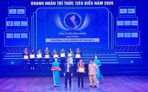 PGS.TS Bùi Văn Hưng, Hiệu trưởng Trường Cao đẳng Kỹ Nghệ II được vinh danh Nhà quản lý xuất sắc