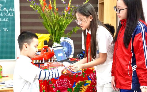 Bẫy chi tiêu số và bài học tài chính thông minh cho trẻ