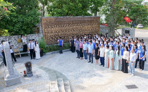 Về nguồn, tiếp lửa truyền thống cho sinh viên báo chí tại Thái Nguyên