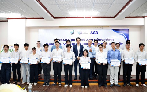 Ngân hàng ACB trao học bổng cho 100 sinh viên Đại học Quốc gia Thành phố Hồ Chí Minh