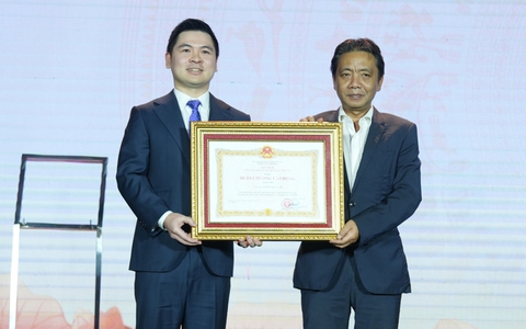 Câu lạc bộ bóng đá Hà Nội vinh dự đón nhận Huân chương Lao động hạng Nhì