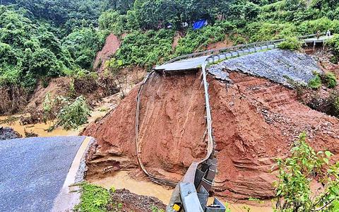 Mưa lớn làm đứt quốc lộ 12, khu vực xã Lê Lợi, Lai Châu