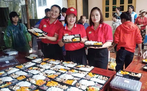 Những suất cơm ấm áp nghĩa tình ở "tâm lũ" Mường Than