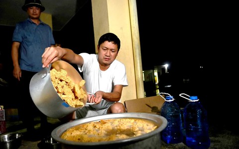 Vị Chủ tịch xã và người lái máy cày ở tâm lũ Mường Than