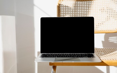 Mua laptop năm 2026: 5 tính năng đáng trả thêm tiền và 3 thứ nên bỏ qua