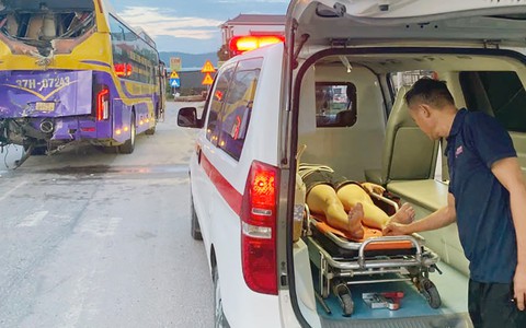 Hai xe khách va chạm trên quốc lộ 1 khiến 3 người trọng thương