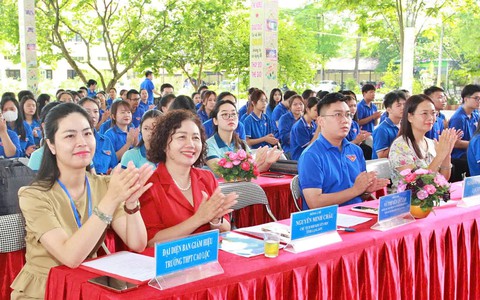 Hội Khuyến học Lạng Sơn phối hợp tổ chức chiến dịch tình nguyện "Hoa phượng đỏ"