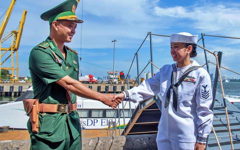 Đoàn tàu sân bay Hải quân Hoa Kỳ thăm thành phố Đà Nẵng