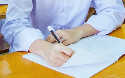 Bài văn 14 trang đạt 9,75 điểm: Có phù hợp với rubric chấm thi môn Ngữ văn 2026?