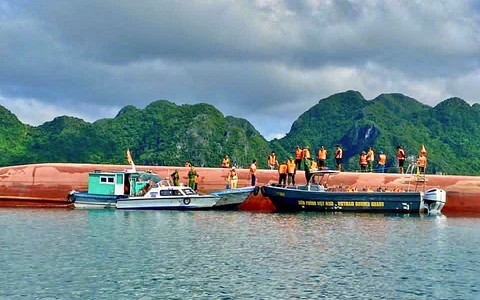 Lật tàu trên vùng biển Vân Đồn, Quảng Ninh, 3 người được cứu, 2 người mất tích