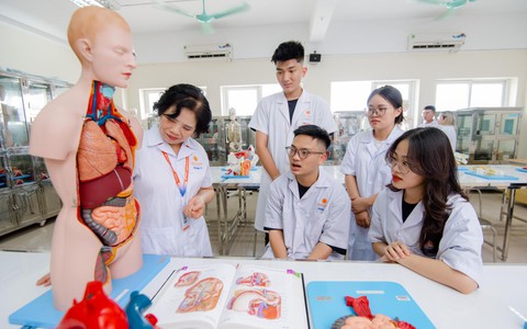 Loạt trường y dược công bố điểm chuẩn, nhiều ngành tăng vượt năm trước