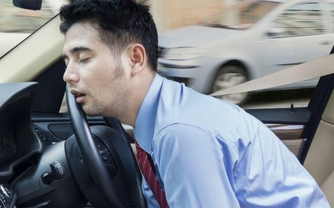 Cảnh sát giao thông khuyến cáo về việc dừng xe trên cao tốc để ngủ