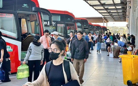 "Nóng" chuyện đi lại ở các đầu mối giao thông kỳ nghỉ lễ Quốc khánh 2/9