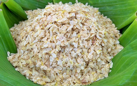 Tận mắt thấy các công đoạn làm cốm dẹp, bánh lá mít đặc sản Tây Nam Bộ giữa Thủ đô 