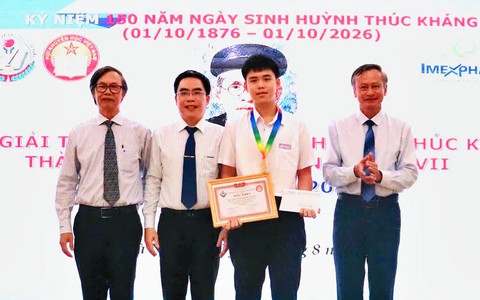 Đà Nẵng trao Giải thưởng Khuyến tài Huỳnh Thúc Kháng, vinh danh 42 học sinh xuất sắc