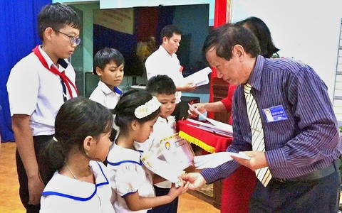 Hội Khuyến học Gia Lai trao 140 suất học bổng cho học sinh vượt khó tại các xã biên giới