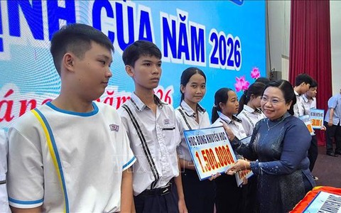 Hội Khuyến học thành phố Cần Thơ phối hợp trao 321 suất học bổng Lương Định Của