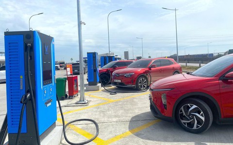 Đẩy nhanh phát triển trạm sạc điện trên các tuyến cao tốc