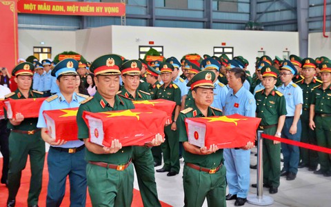 Vận chuyển 13.563 mẫu ADN hài cốt liệt sĩ ra Hà Nội giám định ADN