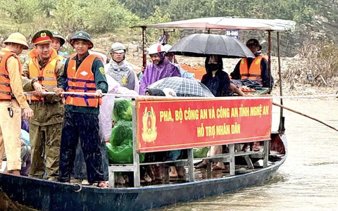 Bộ Công an và Công an Nghệ An hỗ trợ phà cho bà con vùng lũ chia cắt