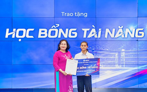 Nữ võ sĩ ba lần giành Huy chương Vàng vô địch Muay thế giới nhận học bổng Trường Đại học Hùng Vương