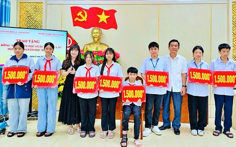 Khuyến học Ninh Bình trao 180 triệu đồng học bổng "Cùng em vượt khó đến trường"