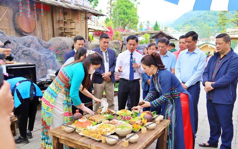 Bất ngờ ẩm thực vùng cao Sa Pa với "Mâm cơm hương vị Tây Bắc"