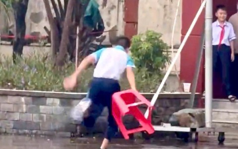 Nhiều trường học nghiêm cấm học sinh theo trend "bá khí", tắm mưa