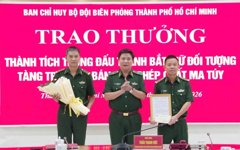 Bộ đội Biên phòng Thành phố Hồ Chí Minh thưởng “nóng” tổ đánh án ma tuý