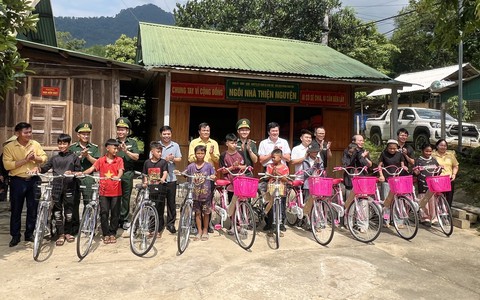"Nghĩa tình biên giới" đến với bà con, học sinh xã Châu Khê