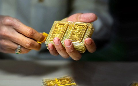Giá vàng nối đà giảm, chuyên gia dự báo 3 kịch bản