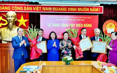 GS.TS Nguyễn Thị Doan và 3 cán bộ lãnh đạo Hội Khuyến học Việt Nam nhận huy hiệu Đảng