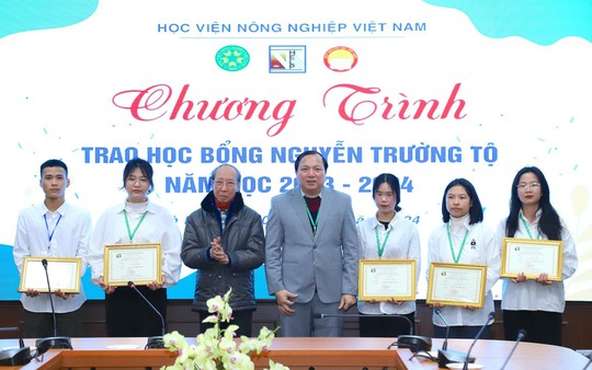 Trao 11 suất học bổng Nguyễn Trường Tộ tặng sinh viên Học viện Nông nghiệp Việt Nam