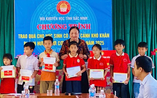 Hội Khuyến học Bắc Ninh trao gửi những phần quà nghĩa tình đến học sinh vùng bão lũ