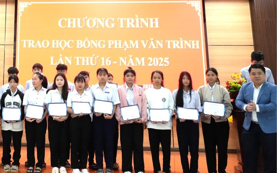 Quỹ khuyến học Phạm Văn Trình trao hơn 400 triệu học bổng cho học sinh nghèo vượt khó
