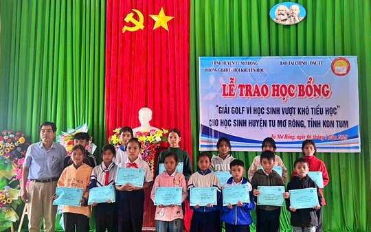 Trao học bổng giải Golf vì học sinh vượt khó hiếu học tại Đắk Glei và Tu Mơ Rông, Kon Tum