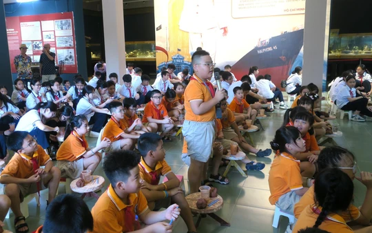 Học sinh hào hứng trải nghiệm "Lời thì thầm của đất" tại Bảo tàng thành phố Hải Phòng