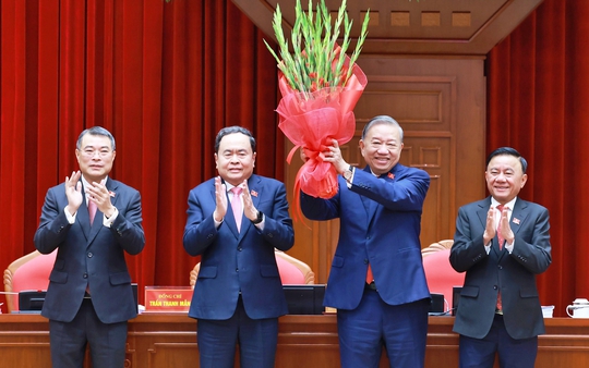 Các đồng chí Bộ Chính trị, Ban Bí thư Ban Chấp hành Trung ương Đảng khóa XIV