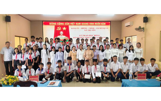 Hội Khuyến học xã Tri Tôn (An Giang) phối hợp trao 57 suất học bổng "Tiếp bước đến trường"