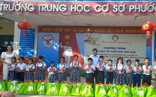 Hội Khuyến học Gia Lai kết nối trao 300 suất quà Tết cho học sinh vùng lũ