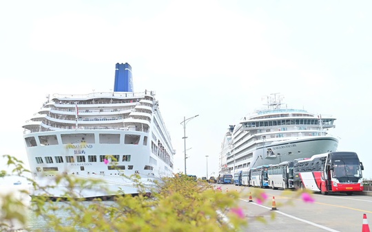 Quảng Ninh đón gần 2.400 khách quốc tế "xông đất" Cảng tàu quốc tế Hạ Long