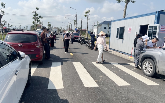 Người đi ô tô xếp hàng dài 'tranh nhau cọc' mua đất ở Hà Tĩnh