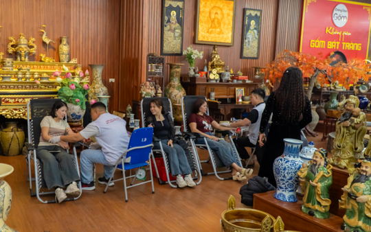 "Xuân hồng trên quê gốm" - hành động nhân văn từ làng gốm Bát Tràng