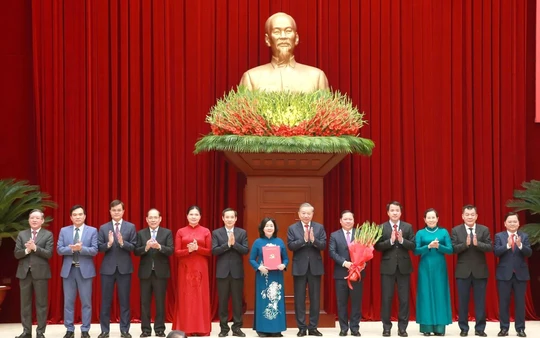 Bộ Chính trị chỉ định 39 nhân sự tham gia Đảng bộ Mặt trận Tổ quốc và các đoàn thể Trung ương nhiệm kỳ mới