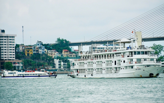 Vận hành tàu chạy tuyến kết nối vịnh Hạ Long - vịnh Lan Hạ, mở ra hành trình xuyên vùng di sản