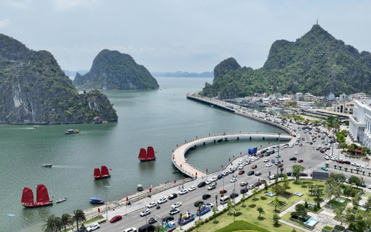 Ngày thứ 2 kỳ nghỉ lễ 30/4-1/5, du khách vẫn ùn ùn đổ về Quảng Ninh