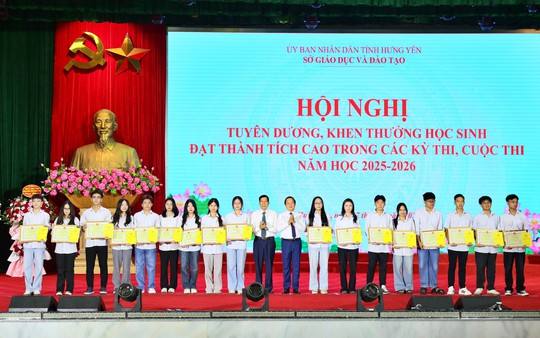 Hội Khuyến học Hưng Yên đồng hành tuyên dương, khen thưởng học sinh xuất sắc