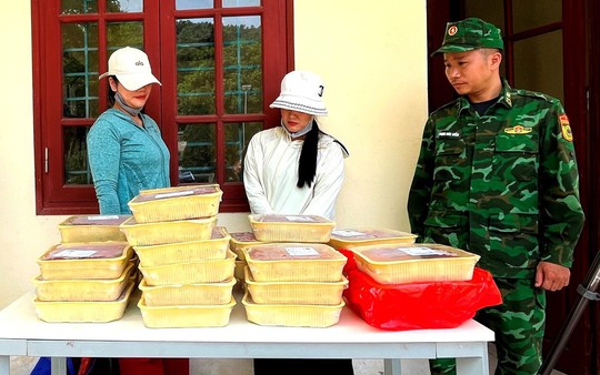 Bắt giữ 2 đối tượng buôn lậu tôm hùm đất Trung Quốc qua biên giới