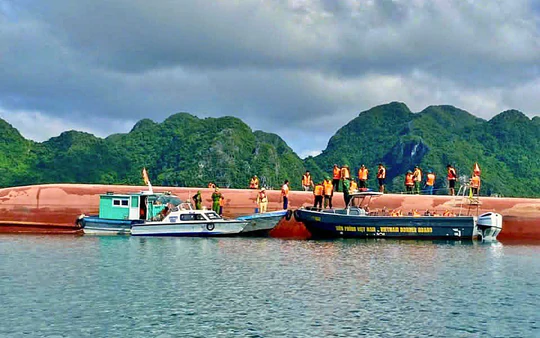 Lật tàu trên vùng biển Vân Đồn, Quảng Ninh, 3 người được cứu, 2 người mất tích